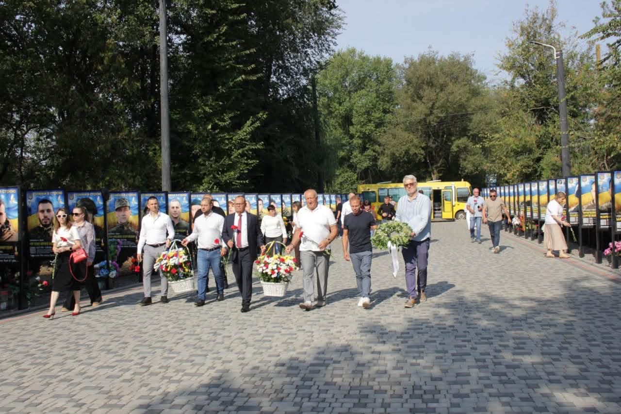 Partnerdelegationen beim gemeinsamen Gedenken in Arzis