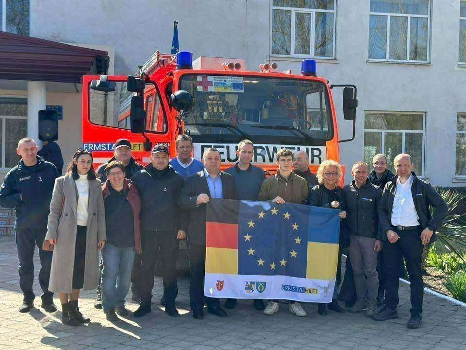 LF16 Feuerwehrfahrzeug in Tarutino bei der Übergabe