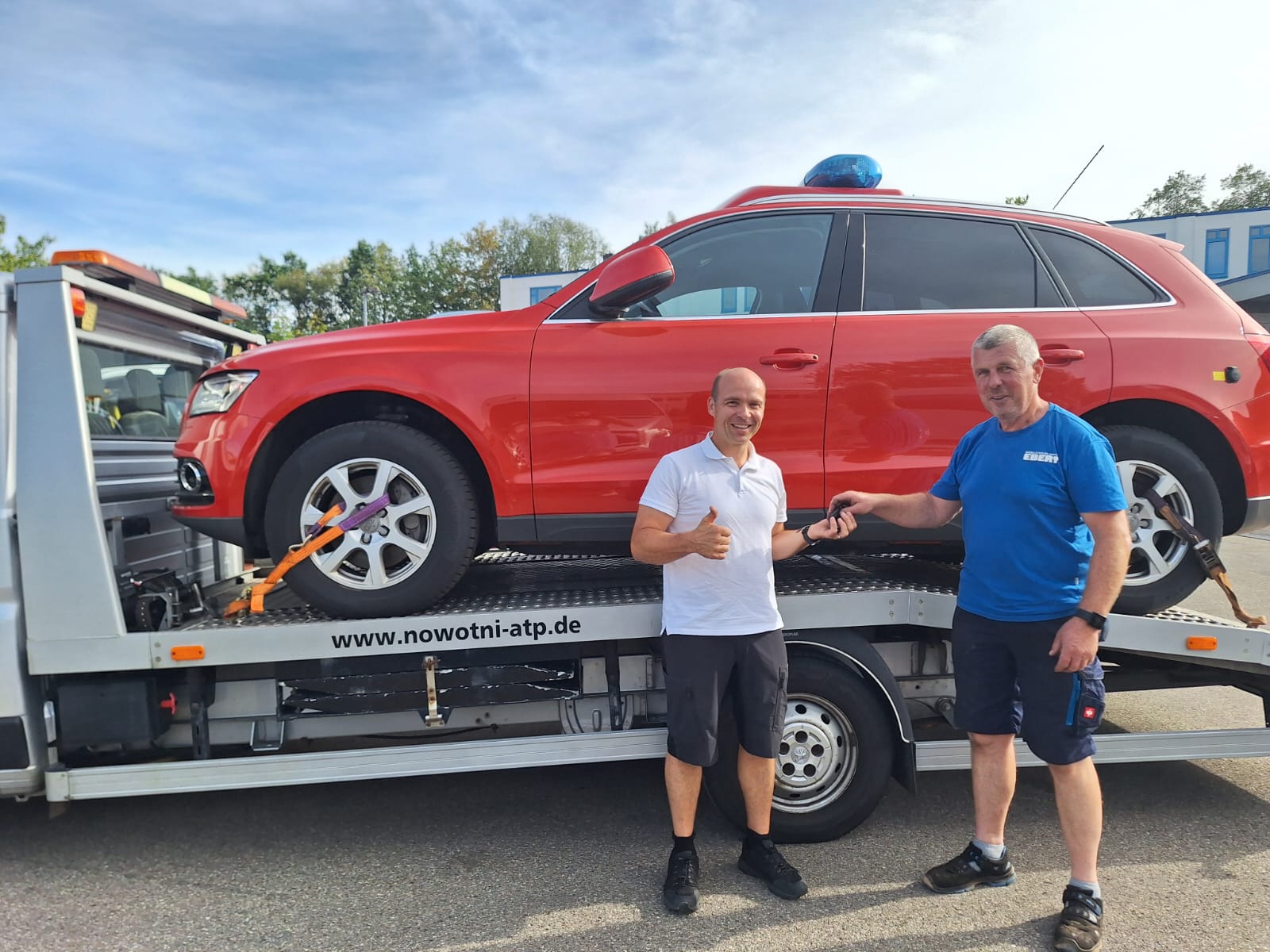 Ralf Ebert übergibt den ehemaligen Kommandowagen an ERMSTALHILFT