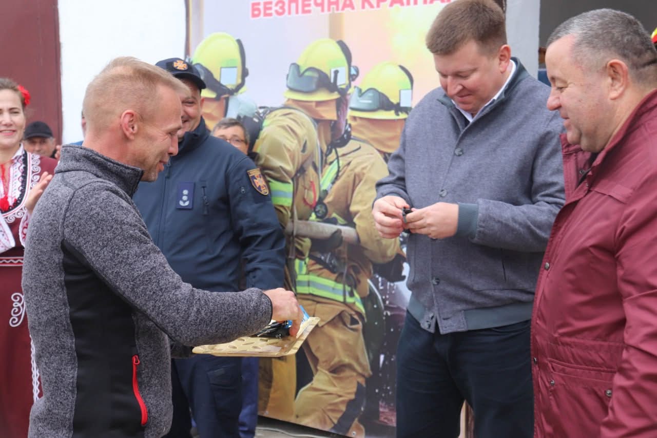 Feuerwehrkräfte bei der Übergabe in Winogradowka
