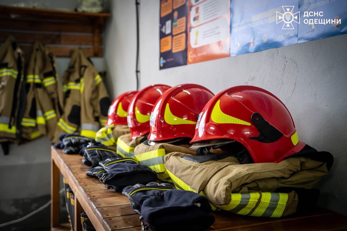 Feuerwehrhelme und Schutzkleidung