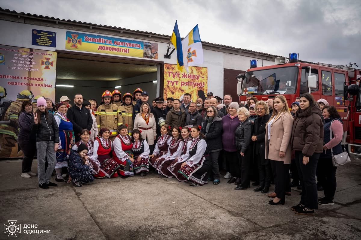 Gruppenbild bei der Feuerwehrübergabe