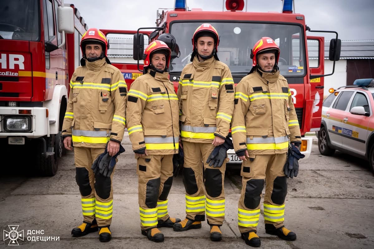 Feuerwehrleute vor einem der übergebenen Löschfahrzeuge
