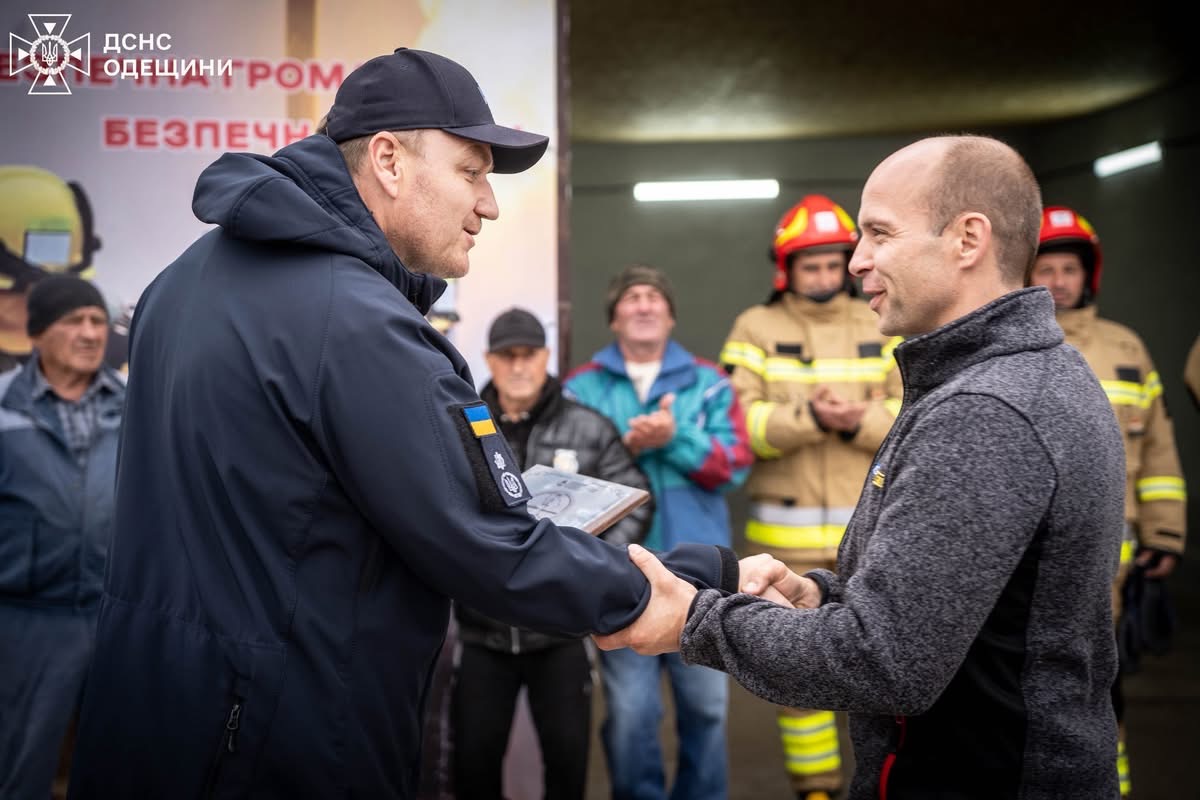 Übergabe und Begegnung mit ukrainischen Feuerwehrkräften
