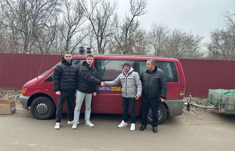 Fahrzeugkonvoi von ERMSTALHILFT als Symbolbild fĂŒr die ĂberfĂŒhrung