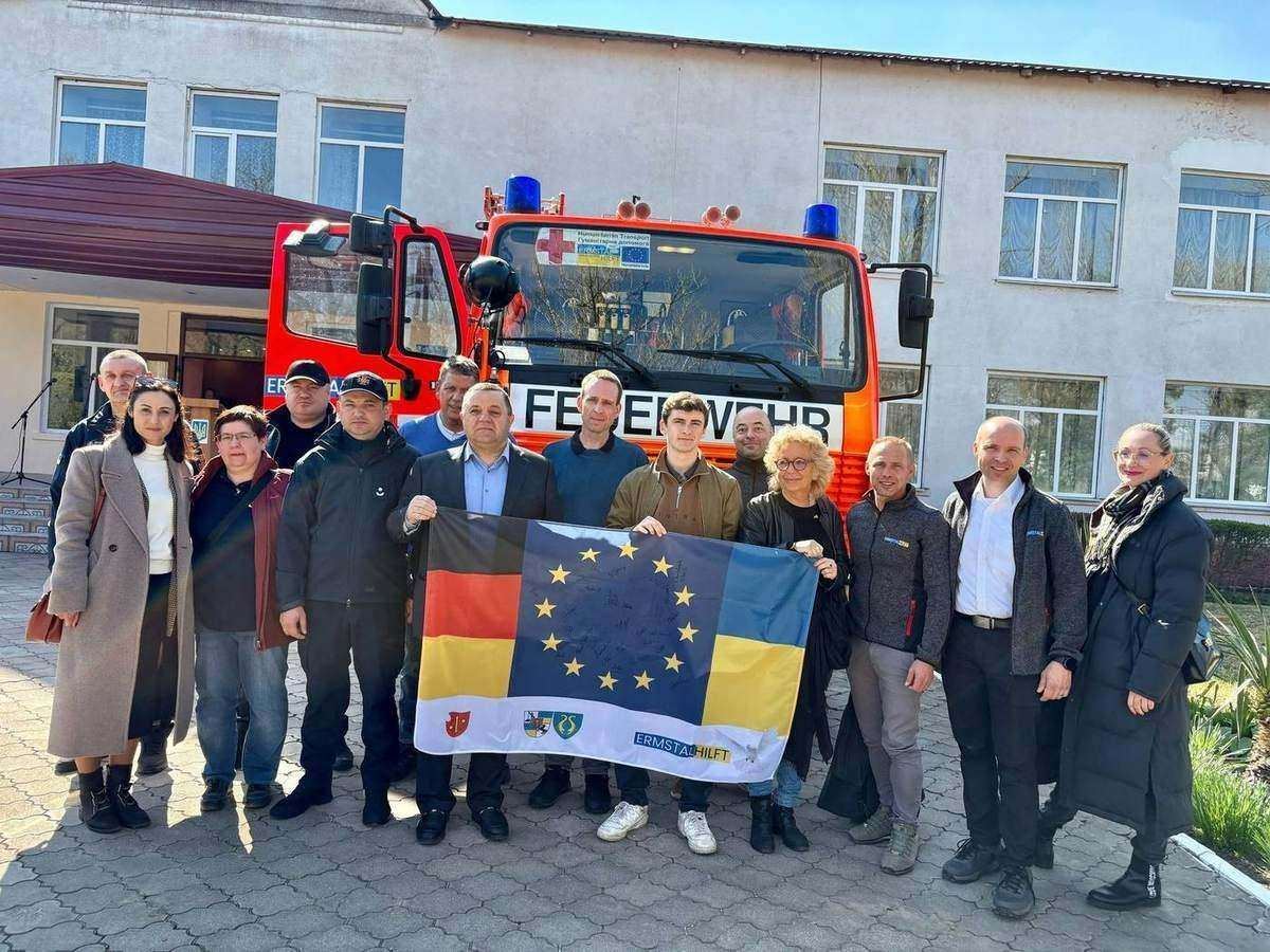 Gruppe bei einer persönlichen Feuerwehrfahrzeugübergabe in der Ukraine