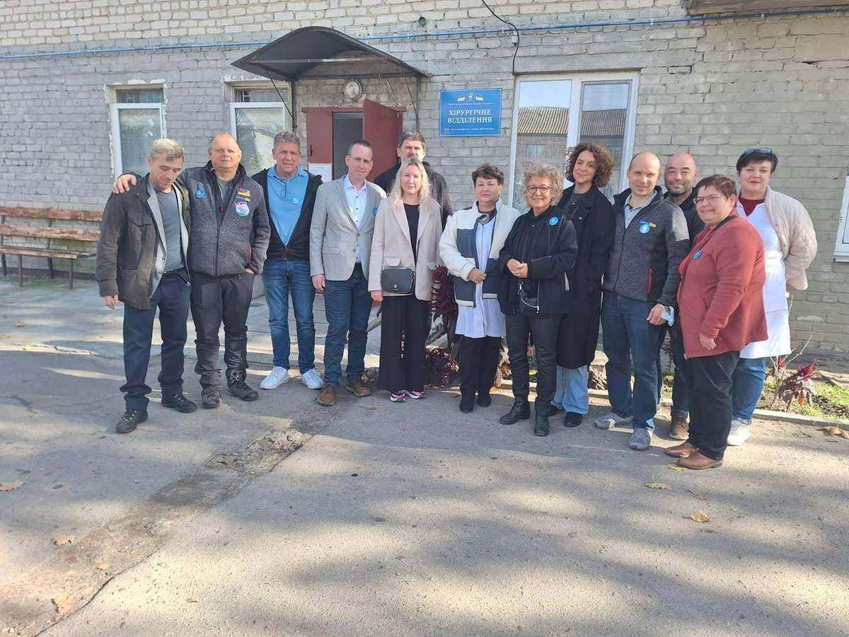 Gruppe bei einer Einrichtung in der Südukraine