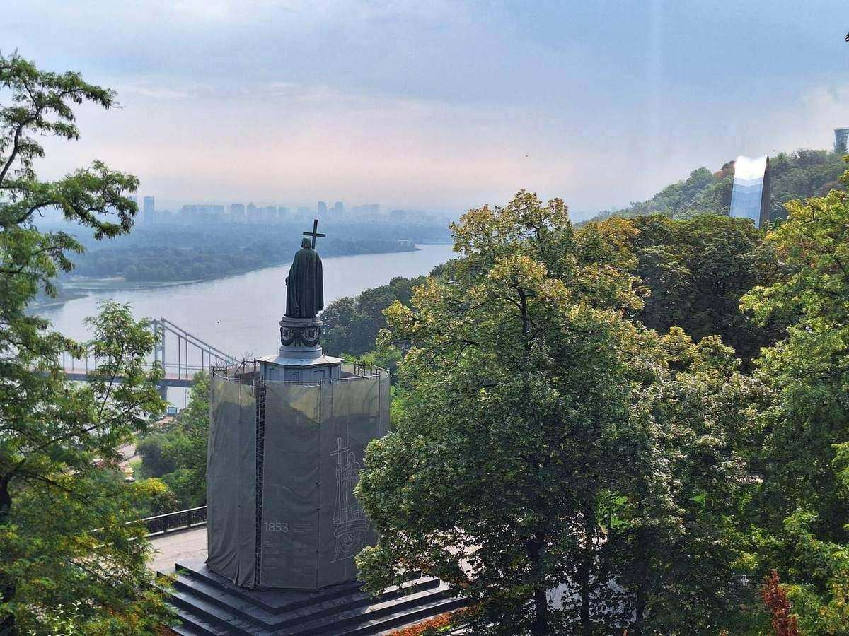 Kiew – Blick über den Dnipro und ein Denkmal