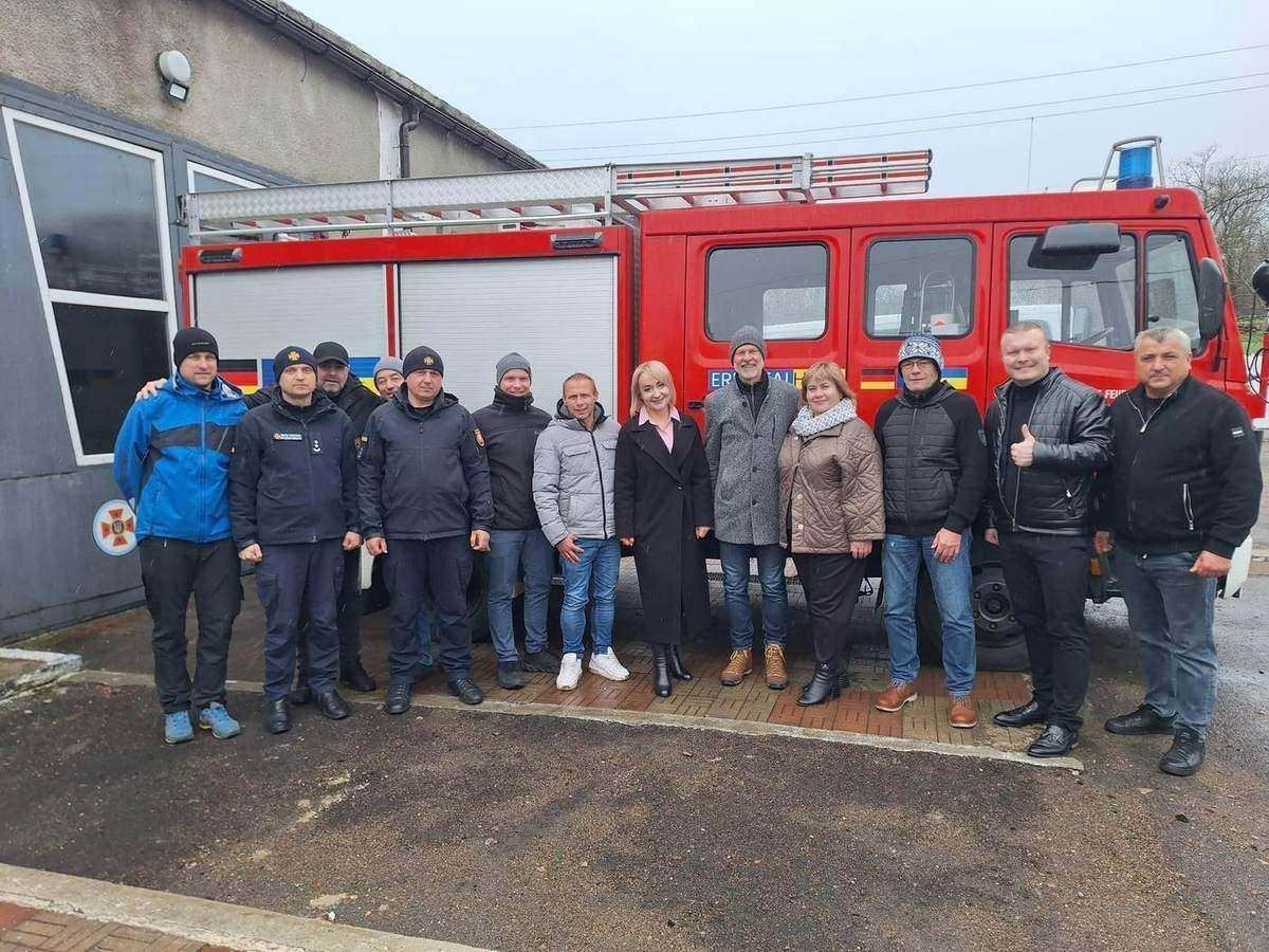 Pascal Bader und Partner vor einem Feuerwehrfahrzeug in Bessarabien