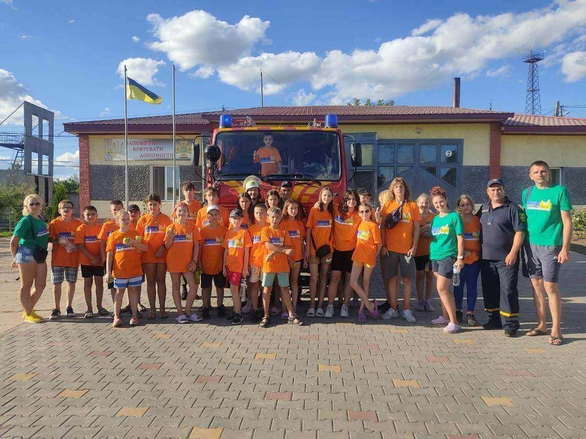 Kinder des Zeltlagers bei einer Feuerwehraktion in Tarutino