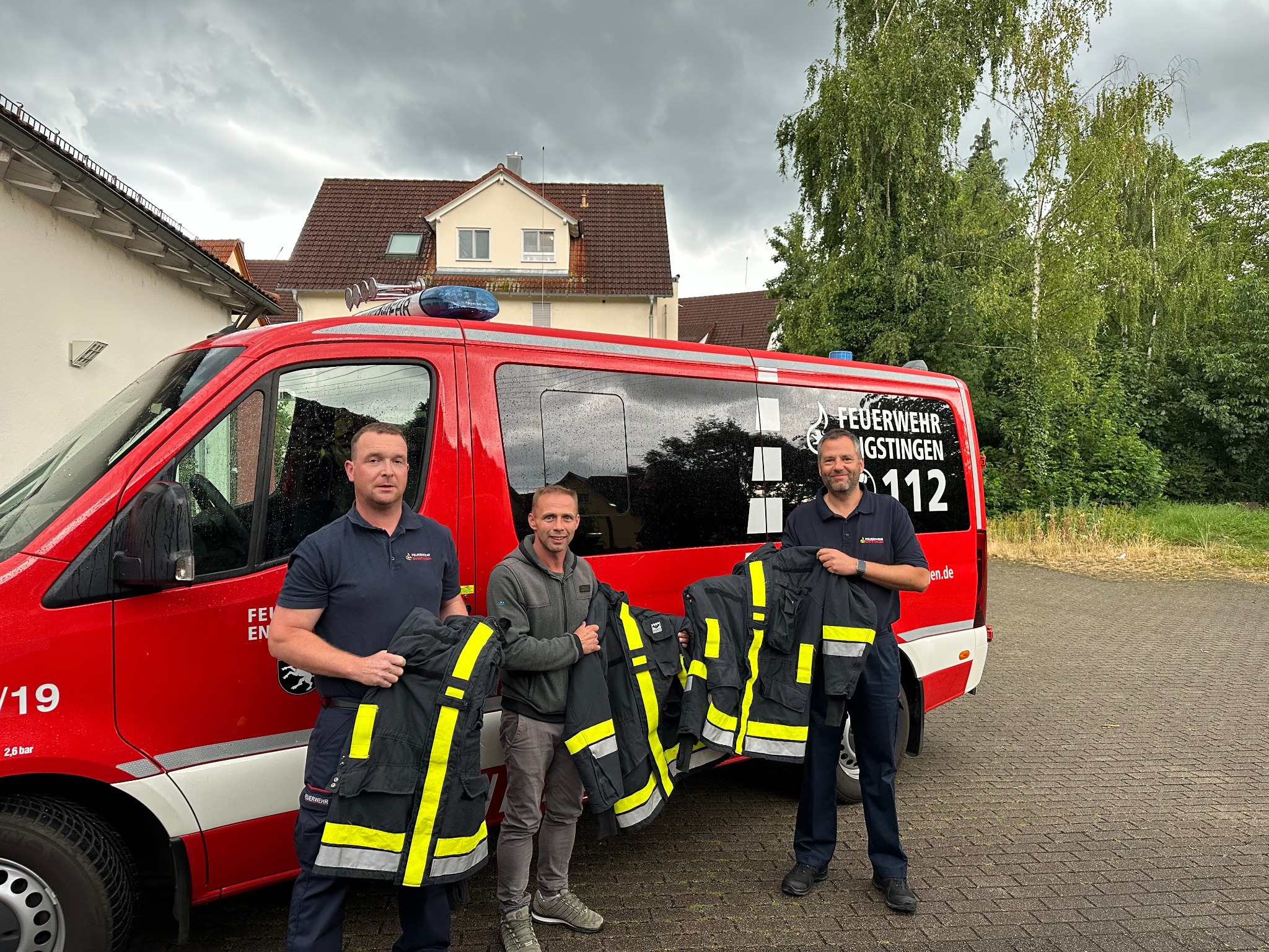 Feuerwehr Engstingen übergibt Einsatzkleidung an ERMSTALHILFT