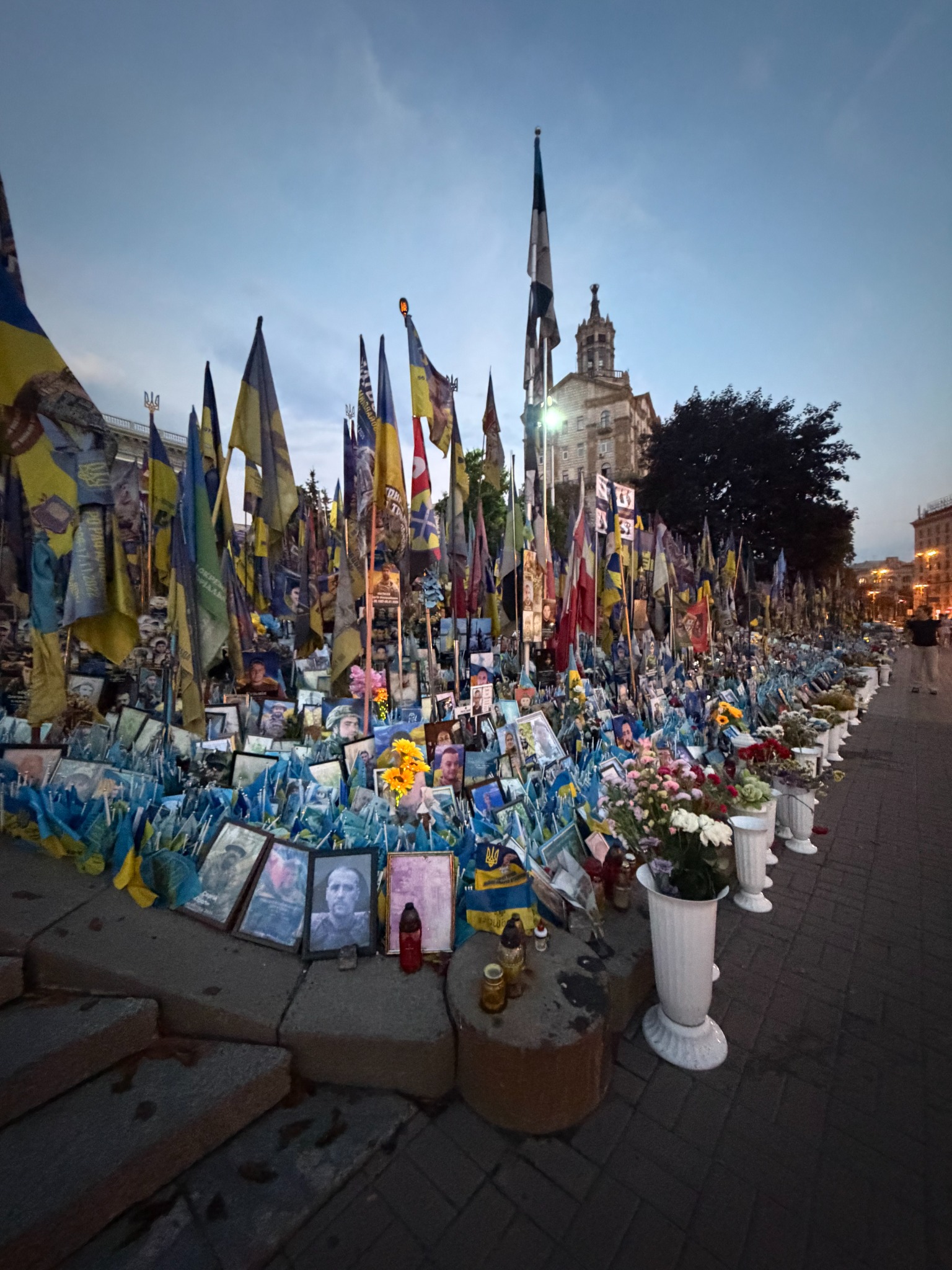 Kiew – Gedenkort am Maidan am Abend