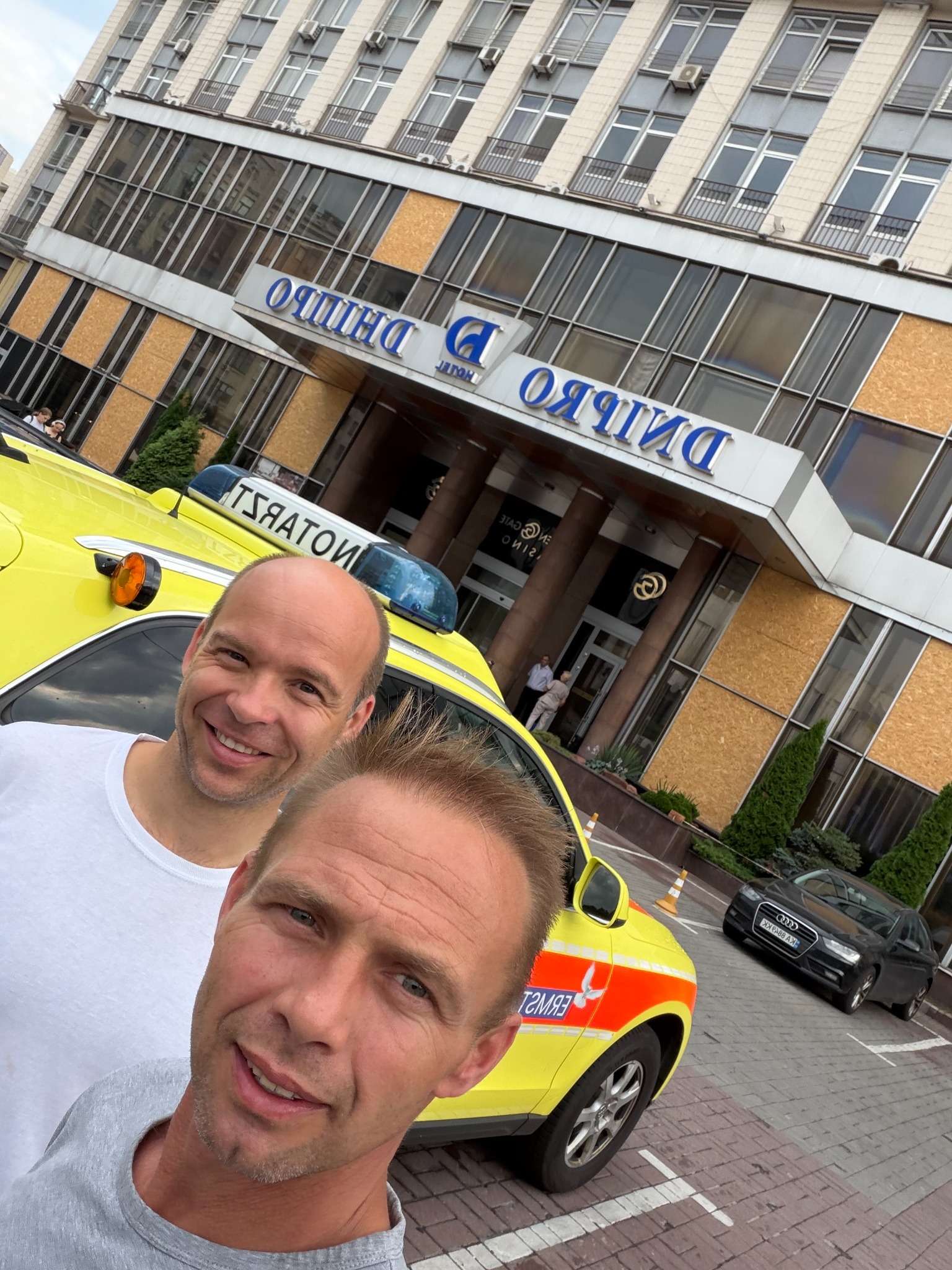Dnipro – ERMSTALHILFT vor dem Hotel