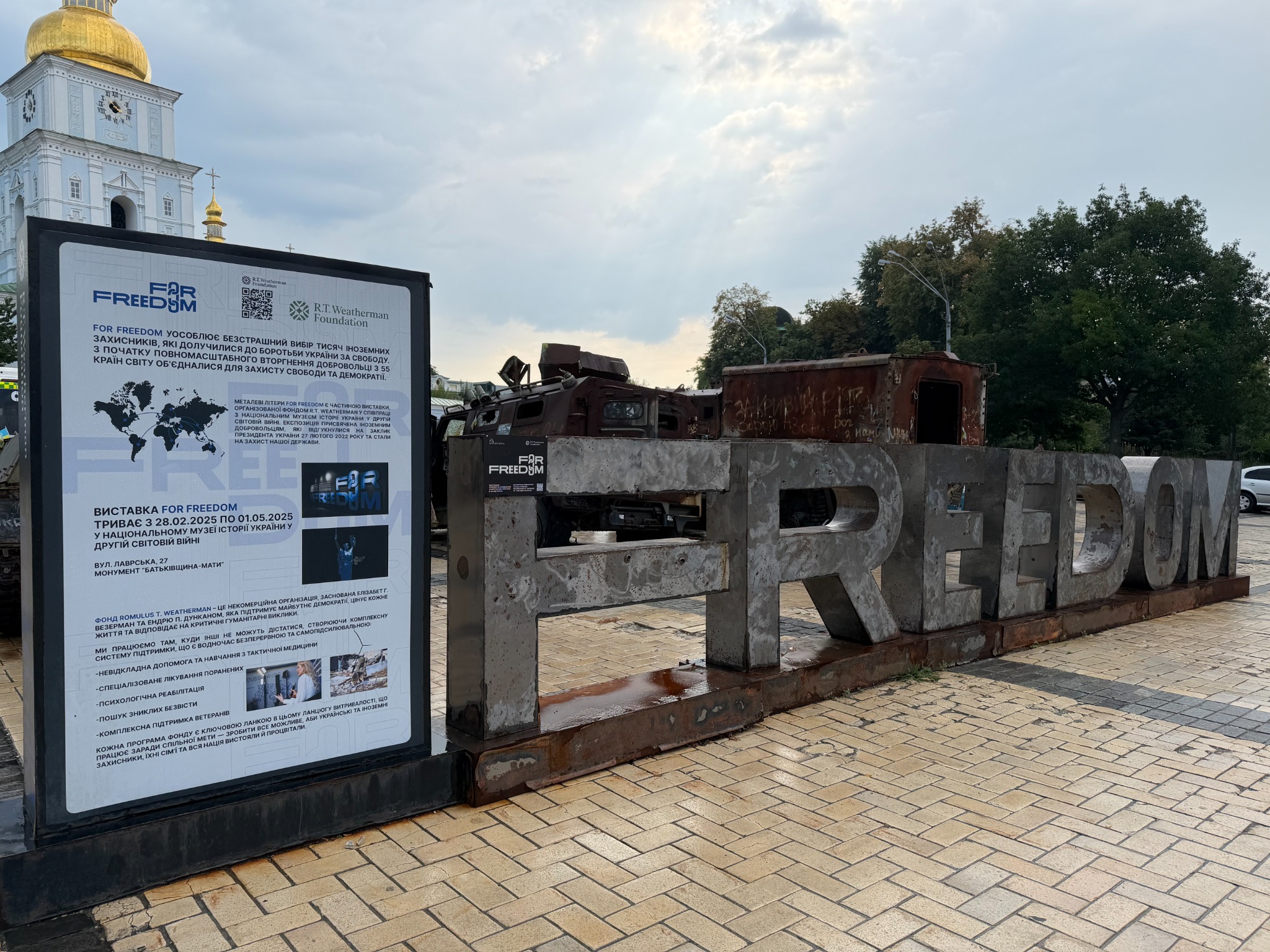 Kiew – FOR FREEDOM und zerstörte Fahrzeuge