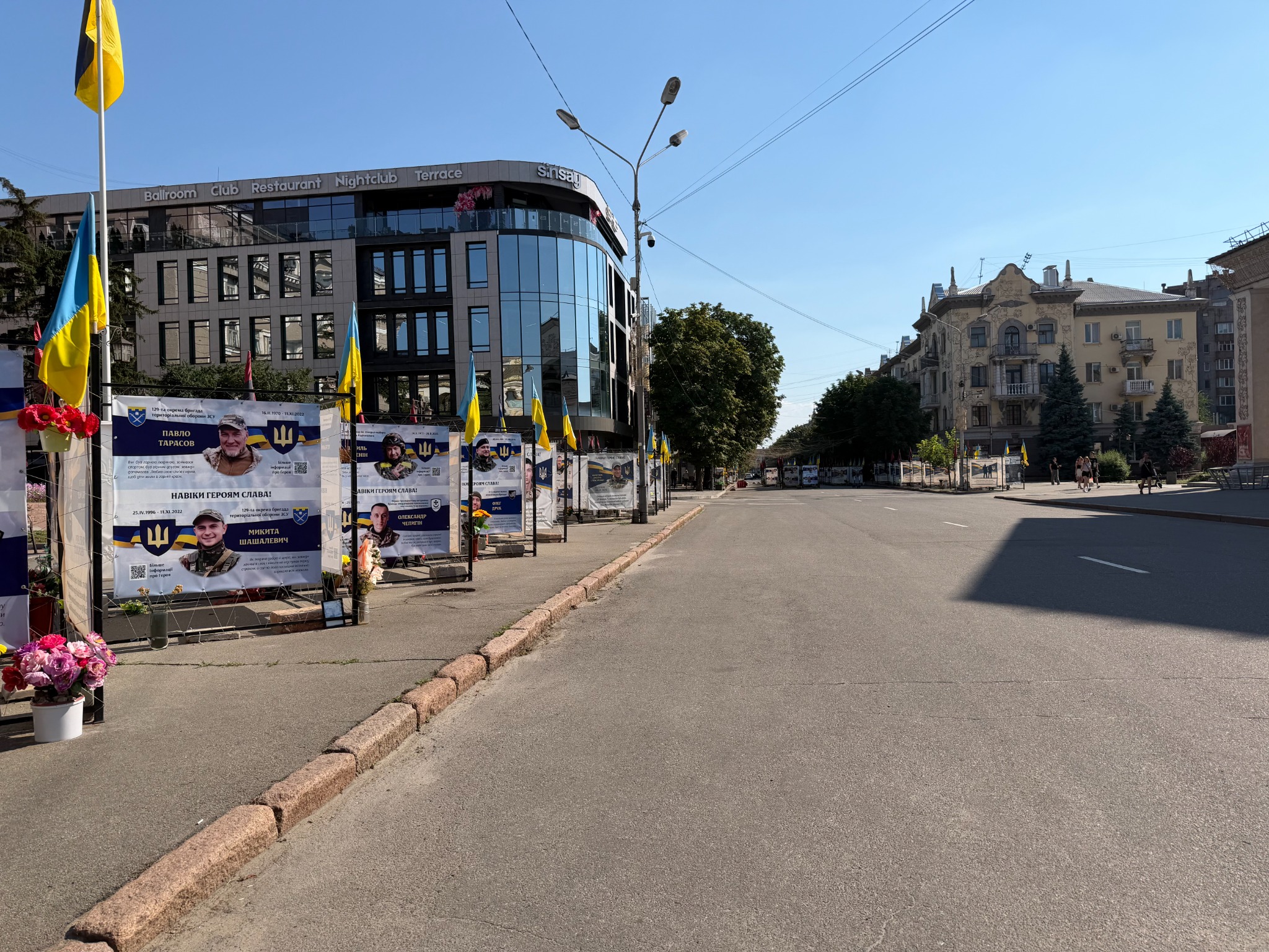 Straße mit Gedenktafeln für gefallene Soldaten