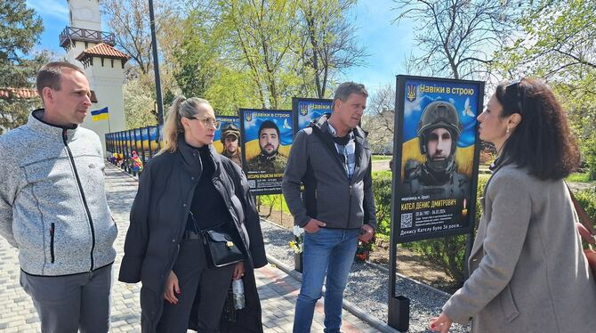Delegation am Ehrenmal in Arzys