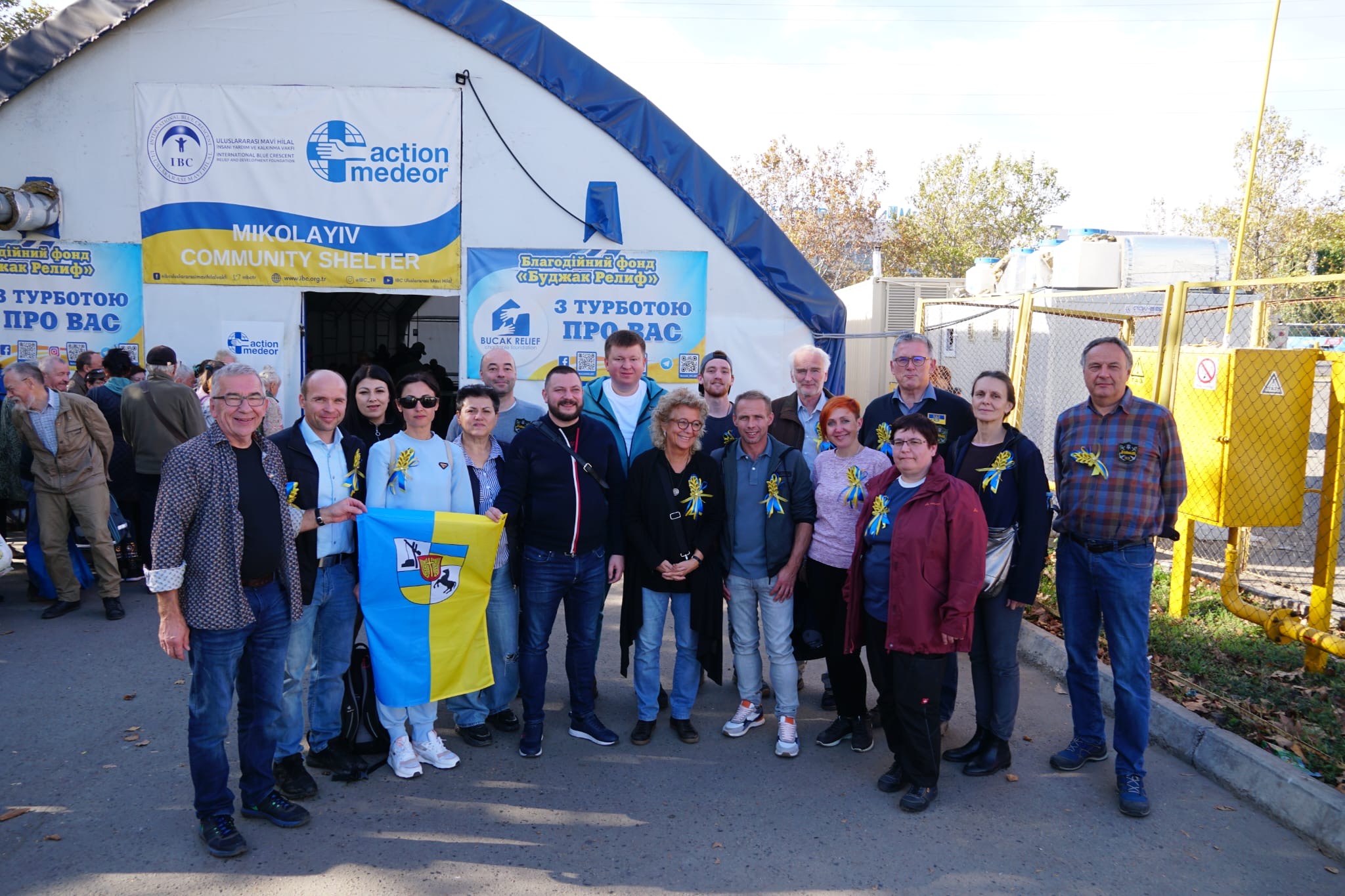 Beate Müller-Gemmeke und Michael Donth mit der Delegation am Mykolaiv Community Shelter