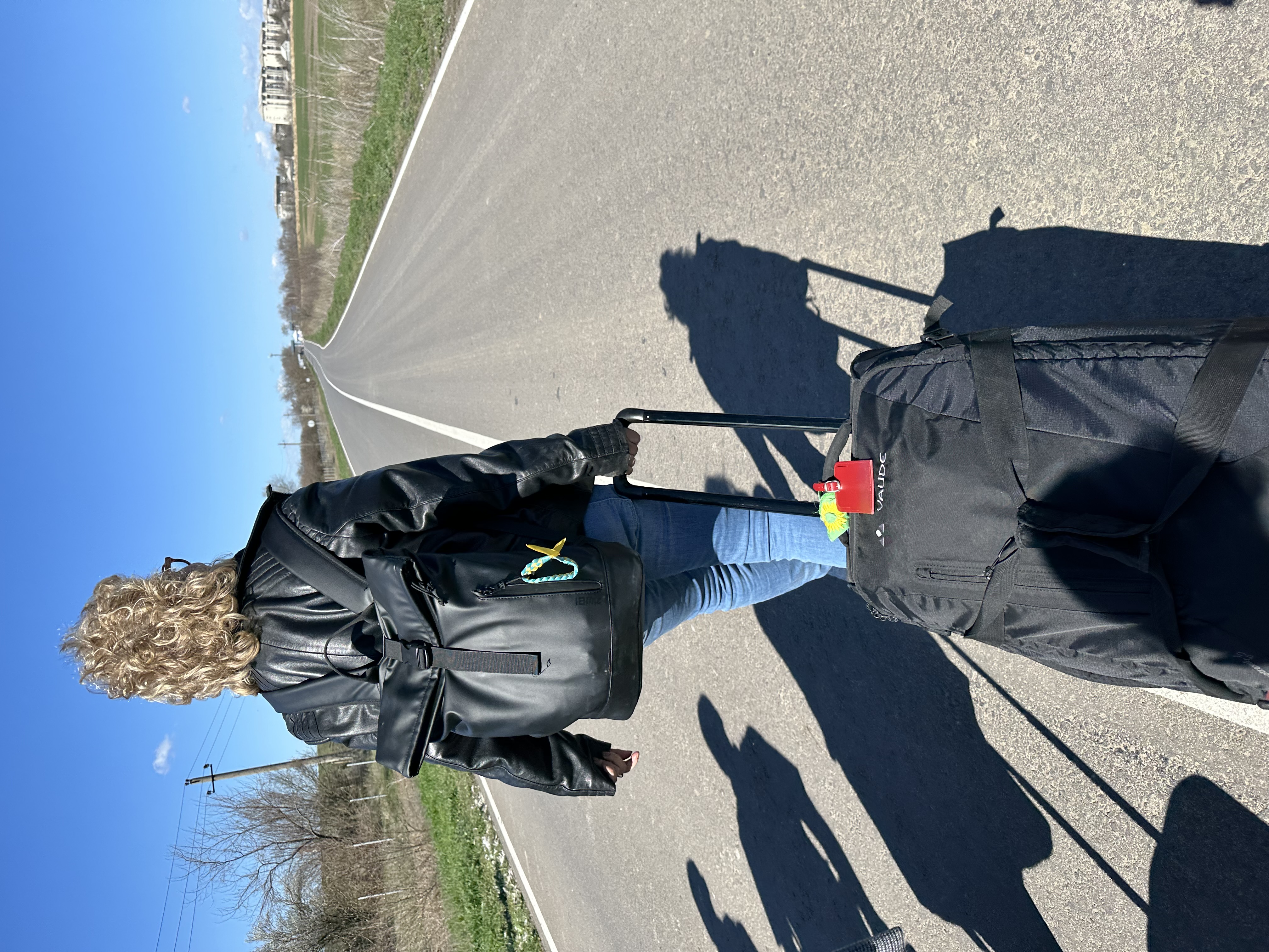 Beate Müller-Gemmeke mit Gepäck auf einer Straße in der Ukraine