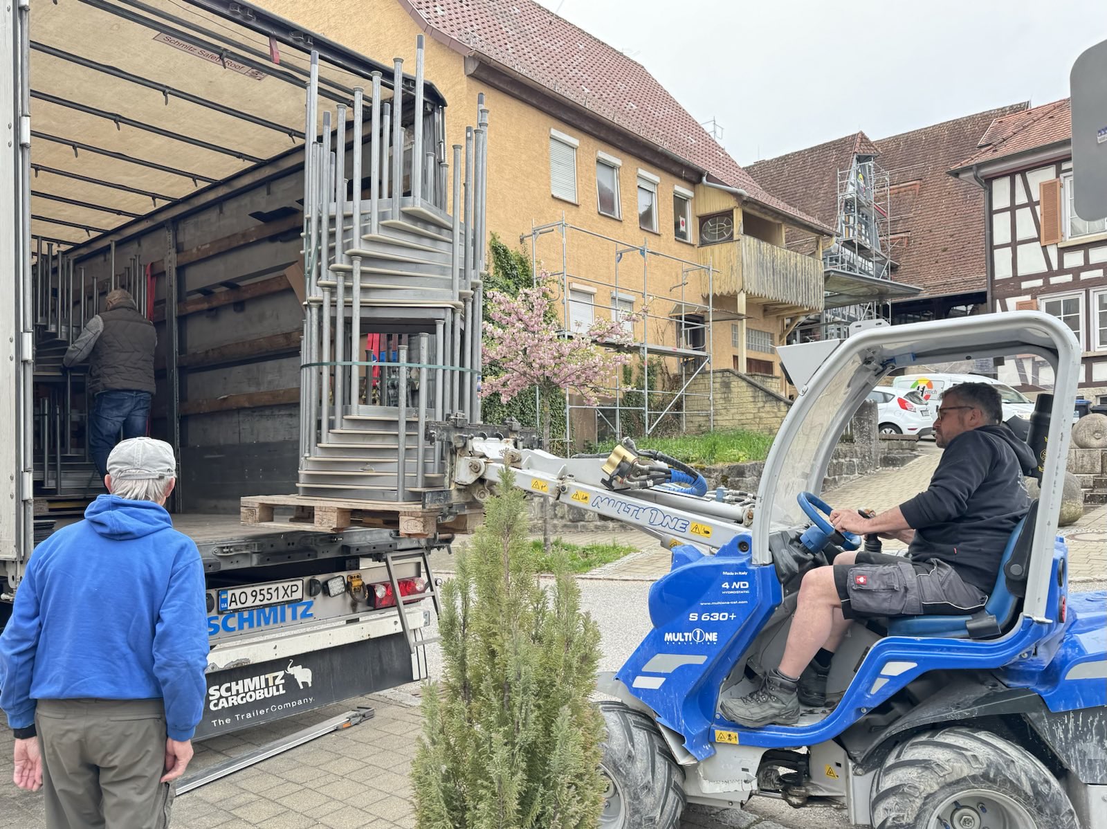 40 Tonnen Hilfe – Baumaschinen und Schulmöbel für die Ukraine
