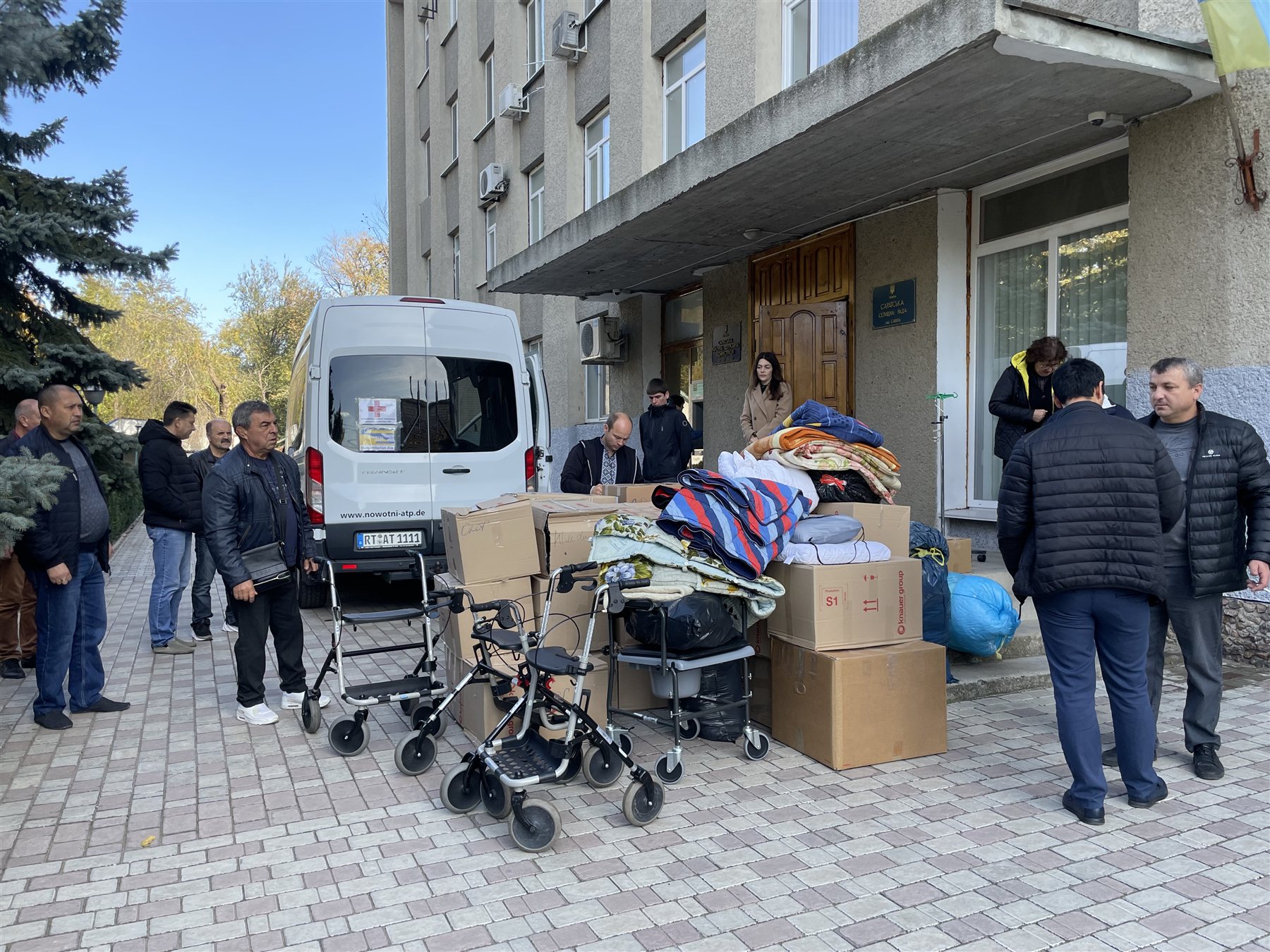Lokale Helfer beim Entladen der Hilfslieferung in Sarata