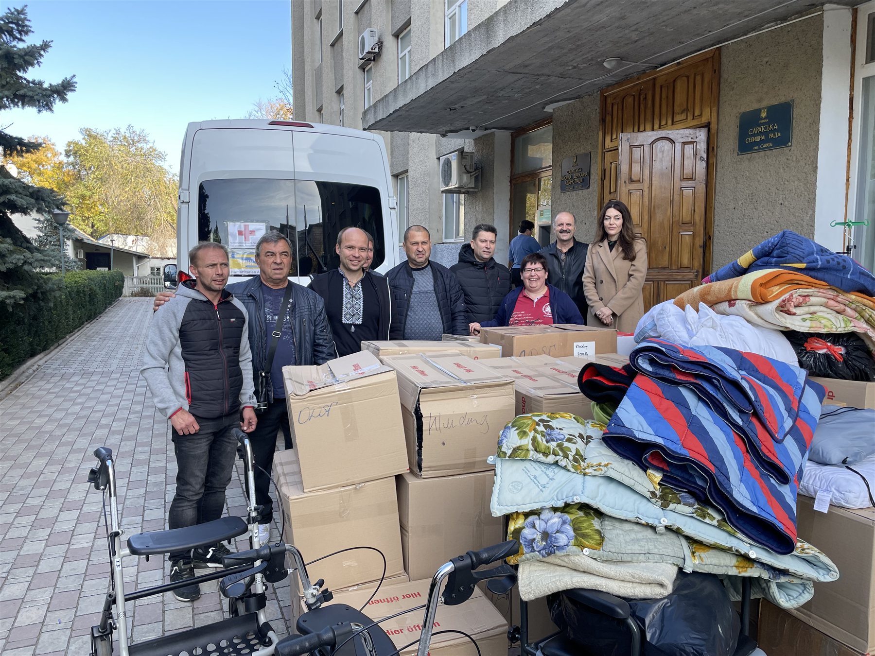 Helferinnen und Helfer mit der Hilfslieferung für den humanitären Hub