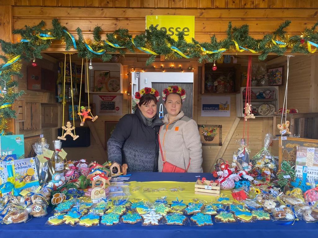 Helfende und Waren am Stand 2023