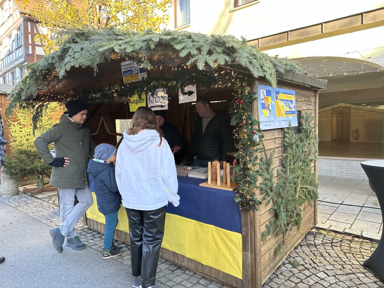 Stand mit ukrainischen Farben