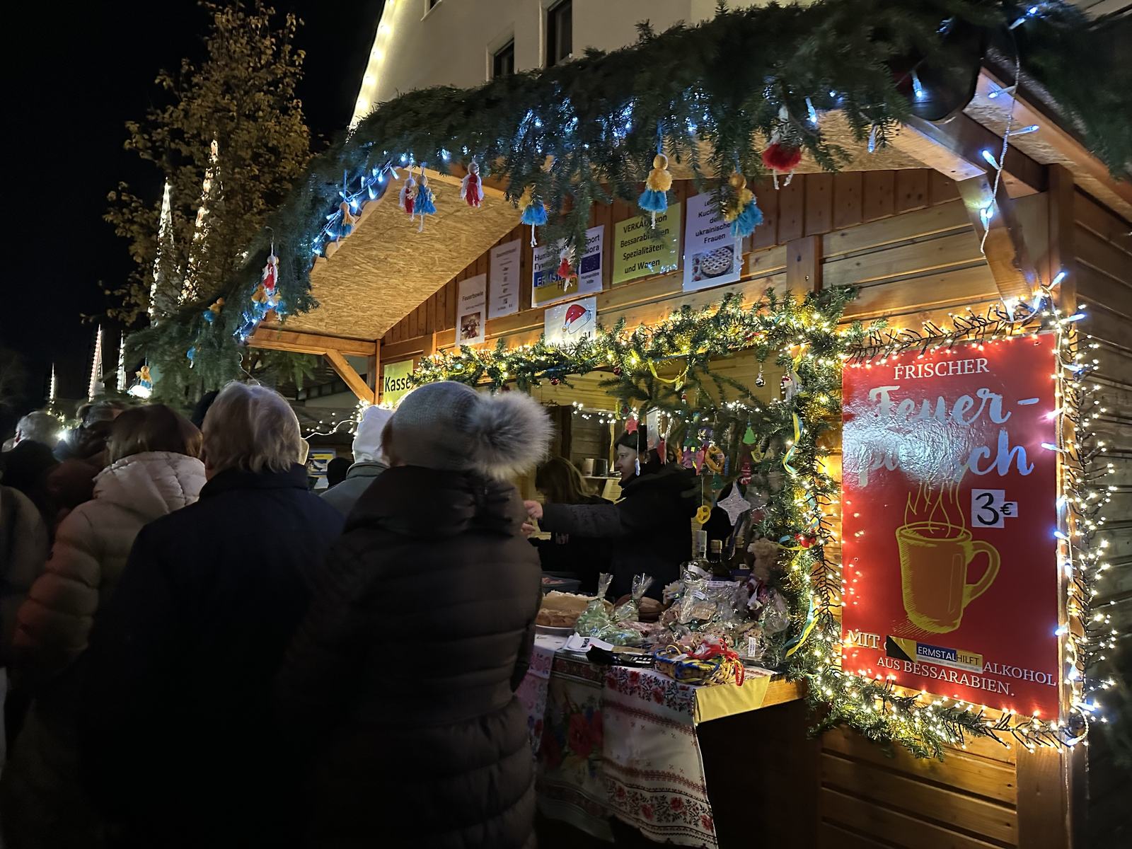 Beleuchteter Stand am Abend