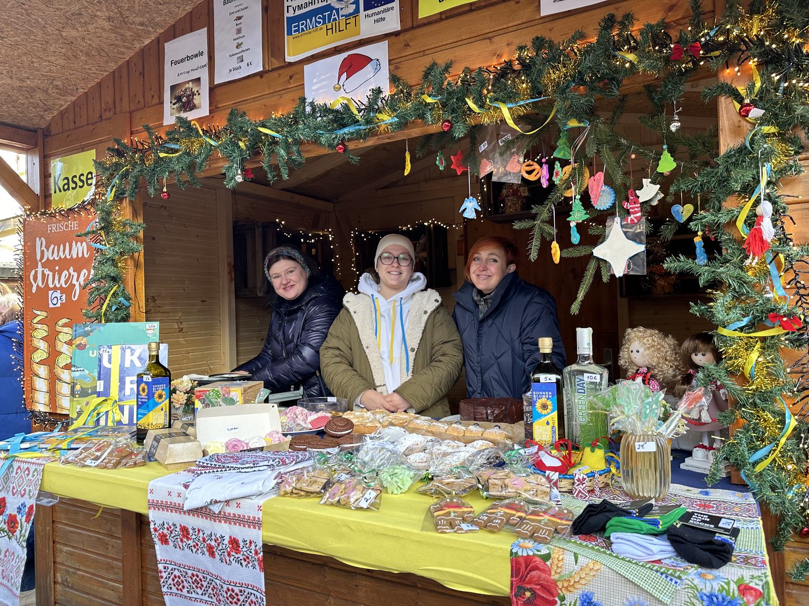 Helferinnen am Weihnachtsmarktstand