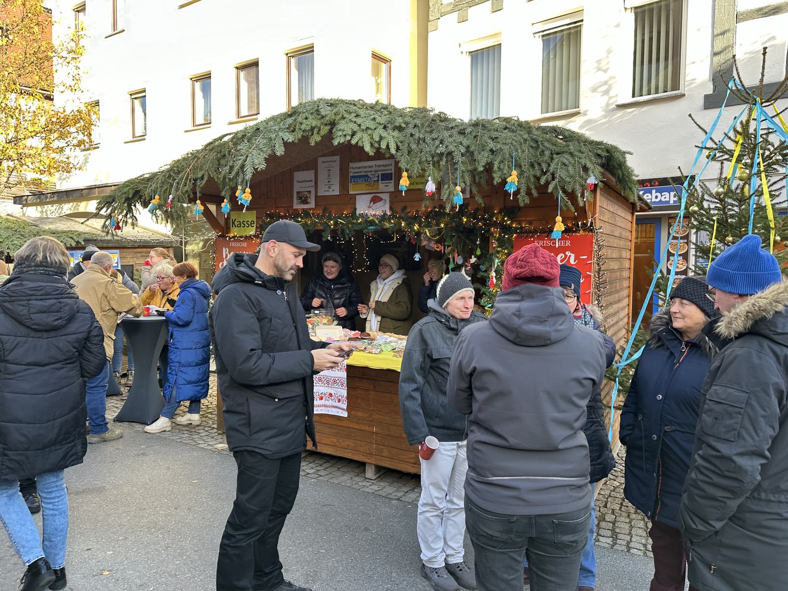 Besucher vor dem Stand