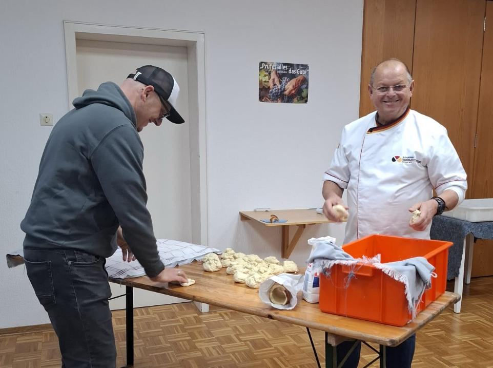 Teig auf Holzrollen