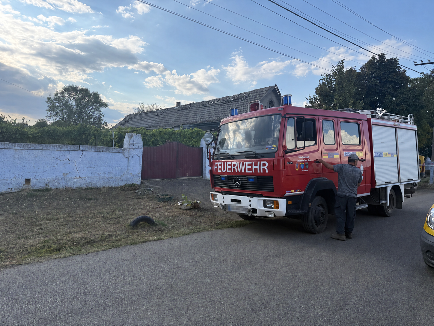 Feuerwehrfahrzeug nach dem Einsatz in Winogradovka; Kennzeichen unkenntlich gemacht