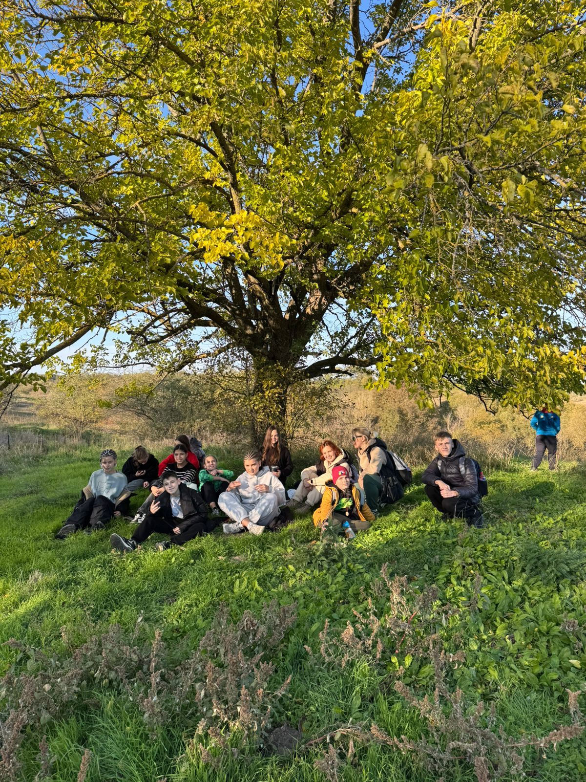 Gruppe bei einem Naturausflug im Herbstcamp