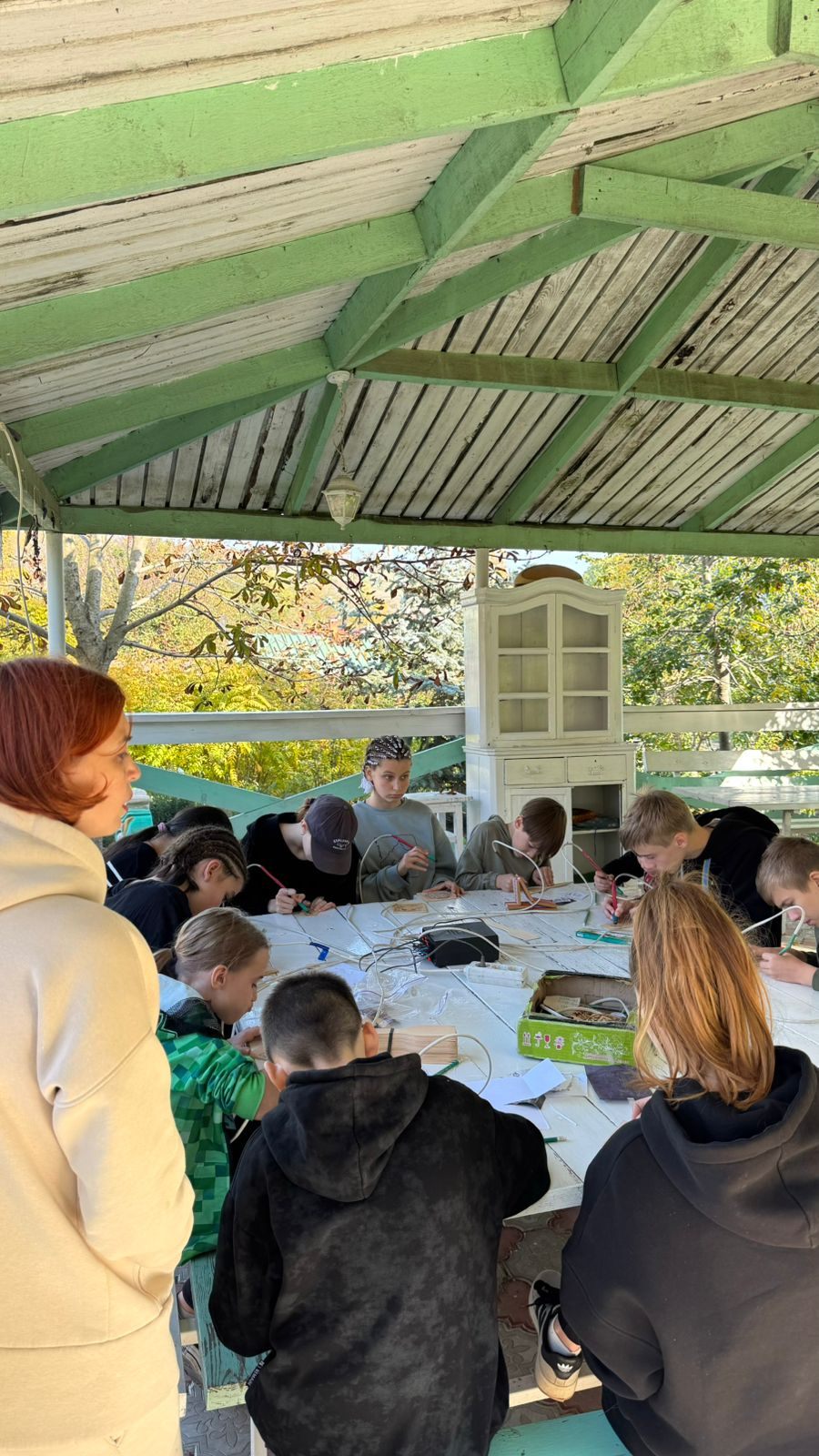 Kinder in der Kreativwerkstatt des Herbstcamps