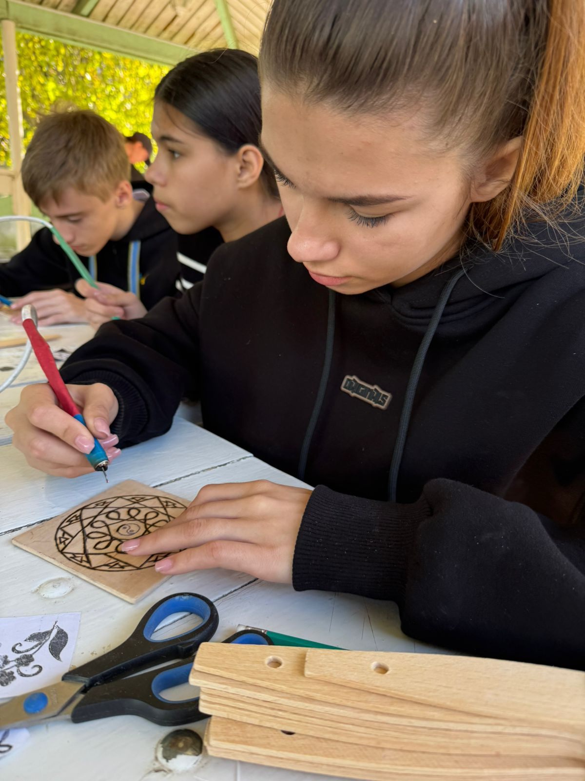 Gestaltung von Holzmotiven im Herbstcamp