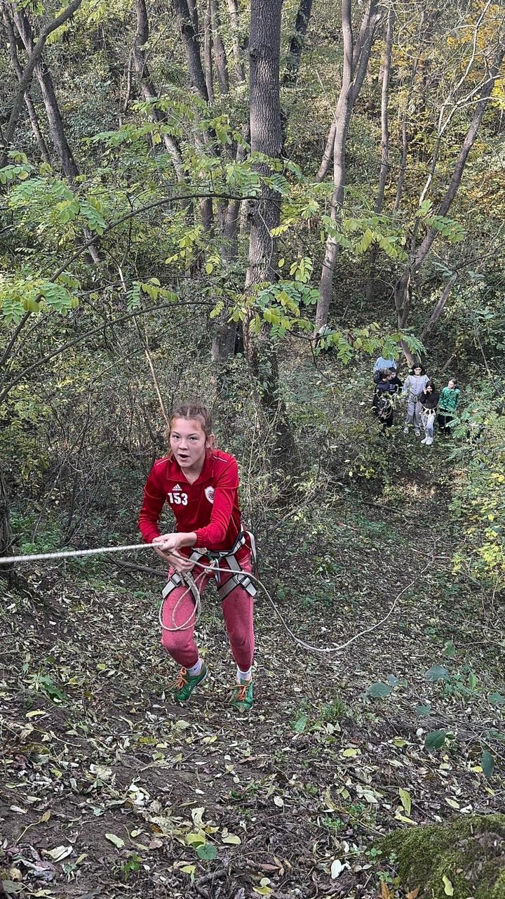 Gesicherte Kletterübung im Herbstcamp