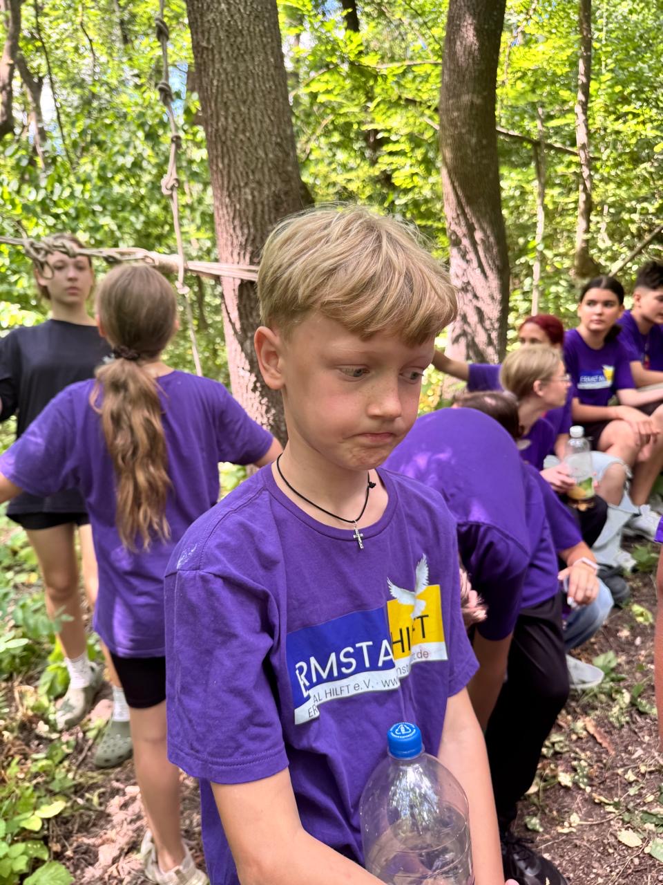 Kinder und Jugendliche gemeinsam im Wald