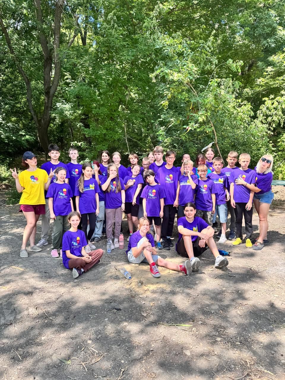 Campgruppe in violetten ERMSTALHILFT-Shirts