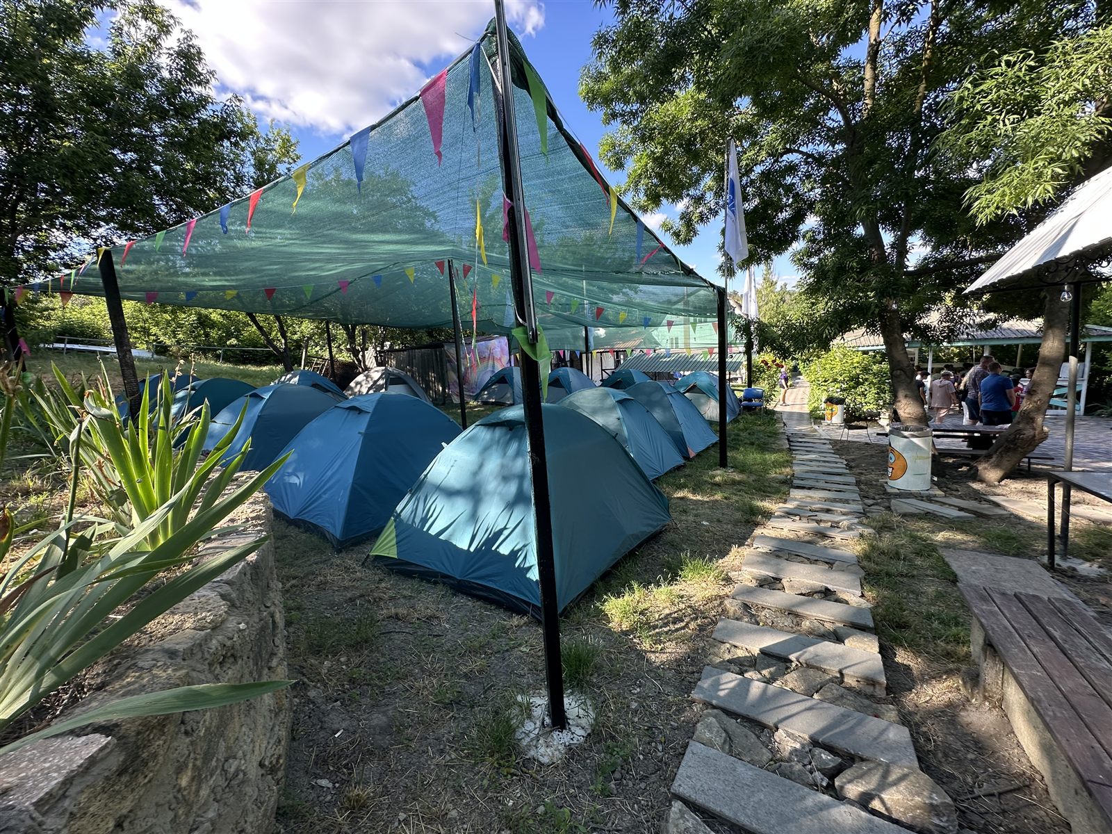 Zelte beim Kinder-Sommercamp