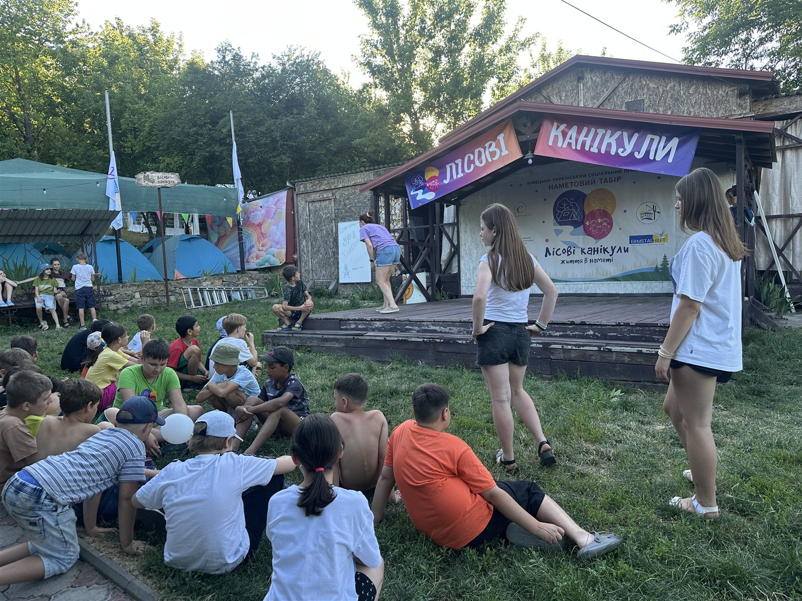 Kinder bei einer betreuten Gruppenaufgabe vor der Campbühne