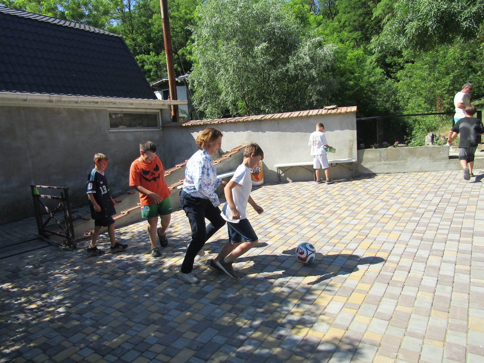 Kinder beim Fußballspielen